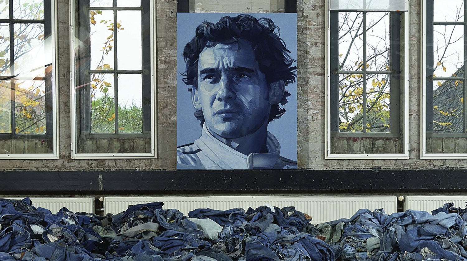 EZE - Nas mãos de Ian Berry, jeans descartado vira obra de arte: retrato de Ayrton Senna